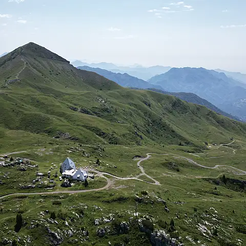 September: Here are the operating hours for the Artavaggio cable car and the Pian delle Betulle cable car.