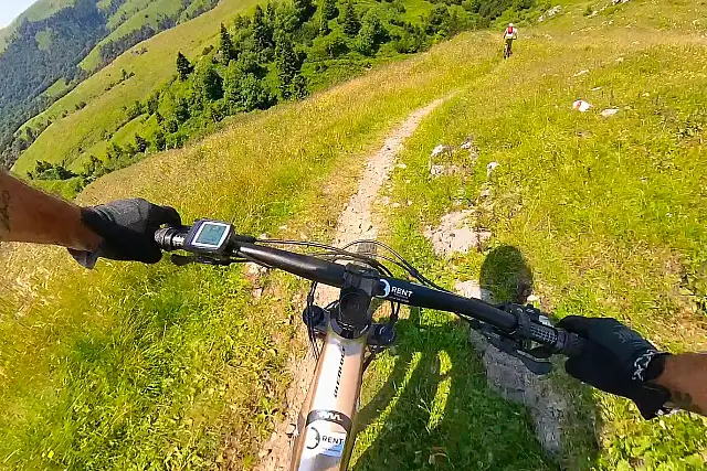 Prenota online la tua E-Bike da B-Rent. Puoi anche scegliere il pacchetto Pedala e Gusta al Rifugio Lecco